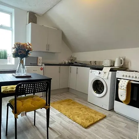 1 Bedroom Flat With En-suite דירה