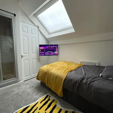 1 Bedroom Flat With En-suite * לידס