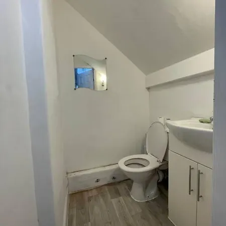 1 Bedroom Flat With En-suite דירה *