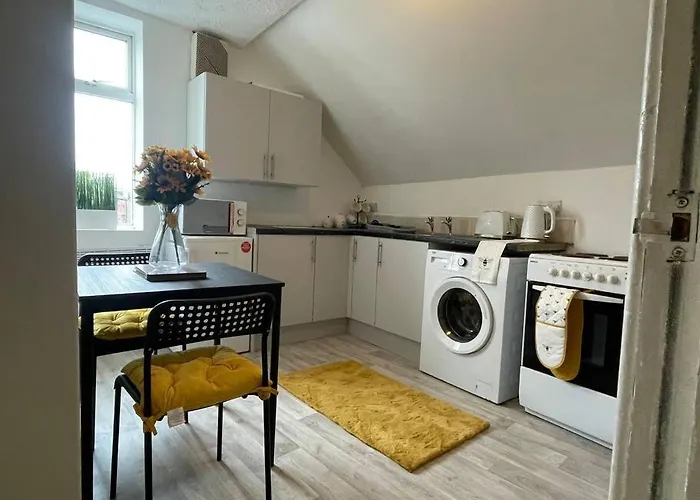 1 Bedroom Flat With En-suite Apartment